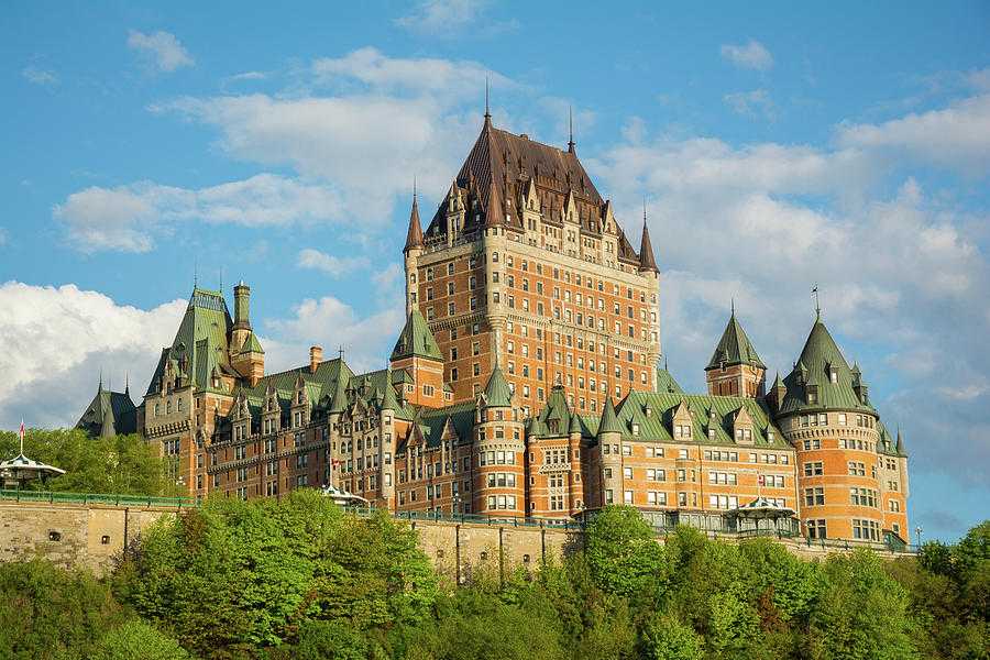 Шато Фронтенак — крепость, которая господствовала над Квебеком с 1892 г, а теперь превращена в фешенебельный отель