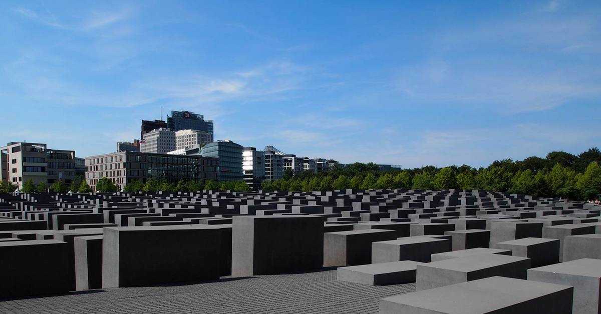 Тысячи бетонных блоков: что известно о памятнике холокосту