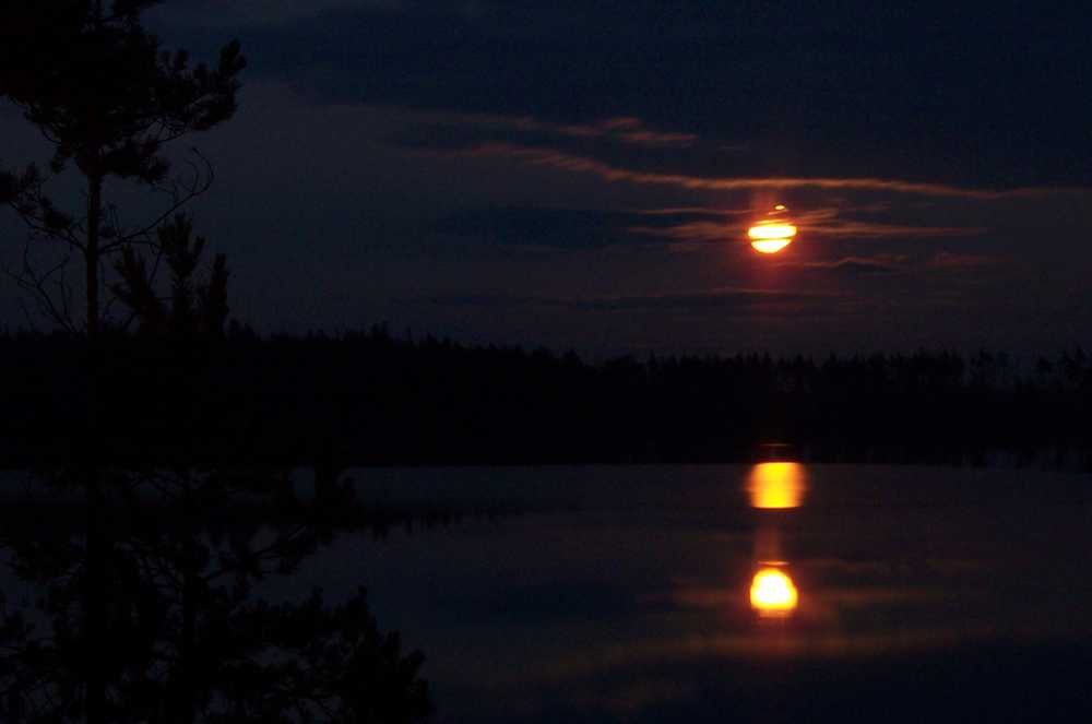 Восход луны в марте. Восход Луны. Луна на закате.
