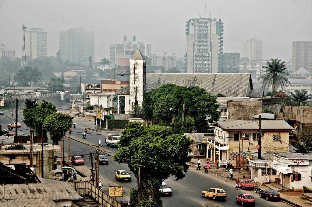 Дуала — крупнейший город Камеруна, его экономическая столица, центр Прибрежной провинции и департамента Вури