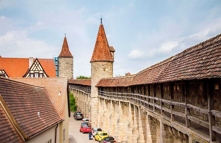 Ротенбург-на-Таубере – немецкий город, возведенный в средневековом стиле. У туристов есть возможность прогуляться по старинным улочкам, на которых расположены только постройки XVII века.