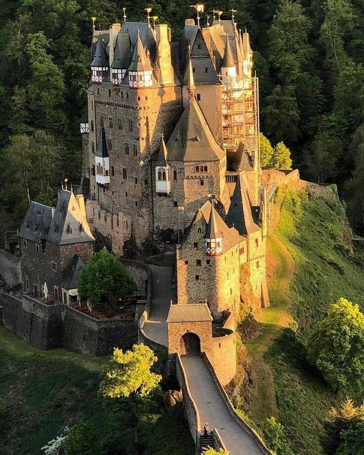 Узнай где находится Замок Бург Эльц на карте Германии (С описанием и фотографиями). Замок Бург Эльц со спутника