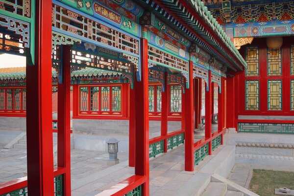 Летний императорский дворец — дворцово-парковый ансабль, резиденция императоров династии Цин в Пекине, его еще называют «Сад заботы о покое в старости»