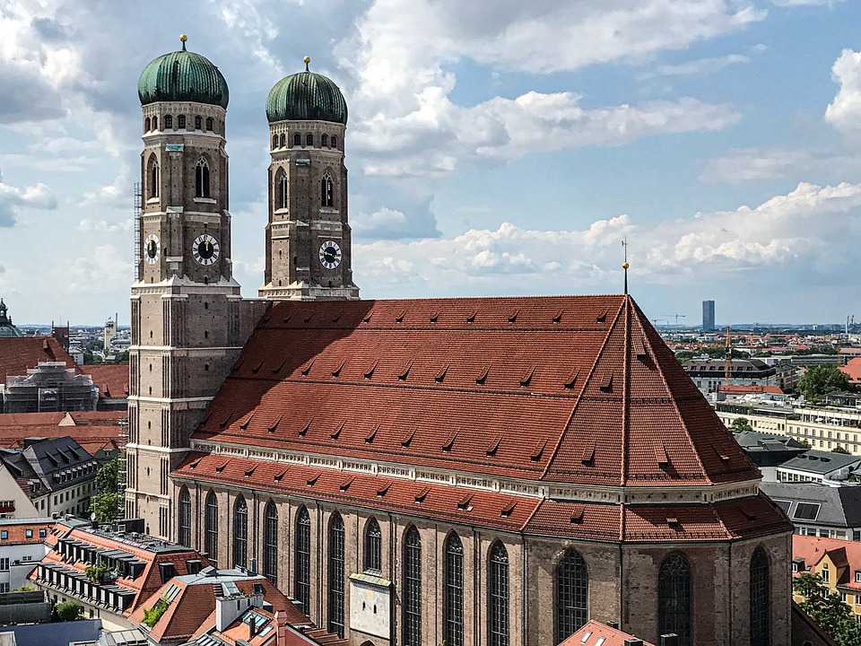 Фрауэнкирхе – главный храм Мюнхена, великолепный образец готической архитектуры и один из самых почитаемых соборов Германии. Фрауэнкирхе является кафедральным собором католической архиепархии Мюнхена и Фрайзинга.