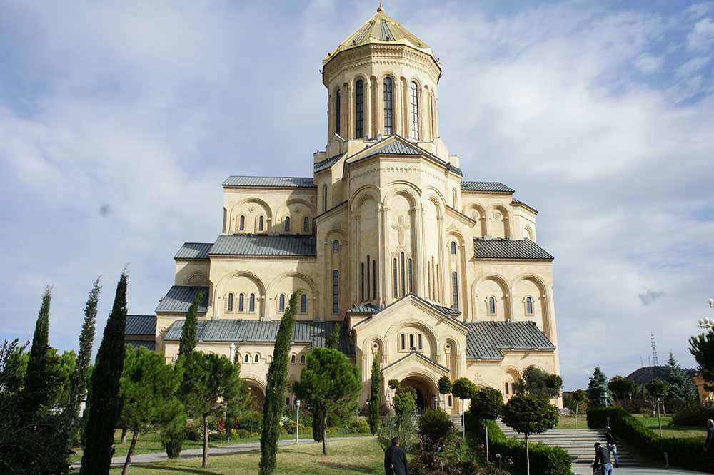 Церковь цминда самеба в тбилиси
