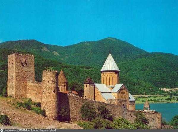 Крепость ананури — величественное сооружение феодальной эпохи грузии