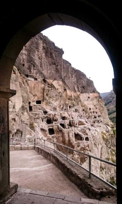 Монастырь и пещерный город вардзиа