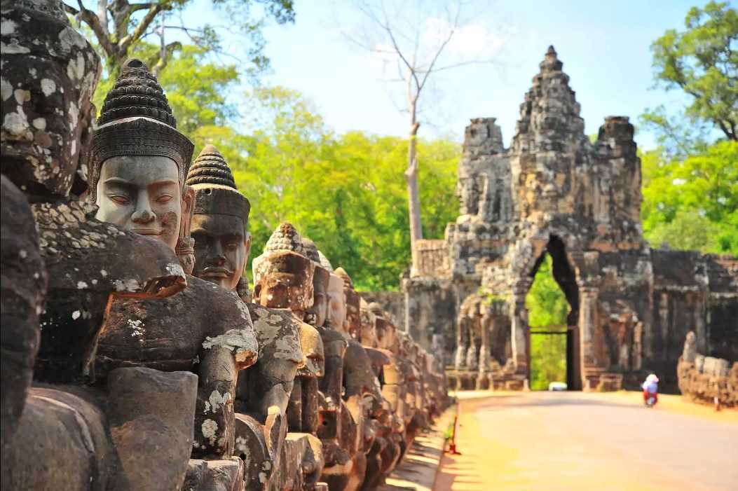 Камбоджа — государство в Юго-Восточной Азии, расположившееся на юге полуострова Индокитай Граничит с Вьетнамом на востоке, с Лаосом — на северо-востоке и с Таиландом — на северо-западе