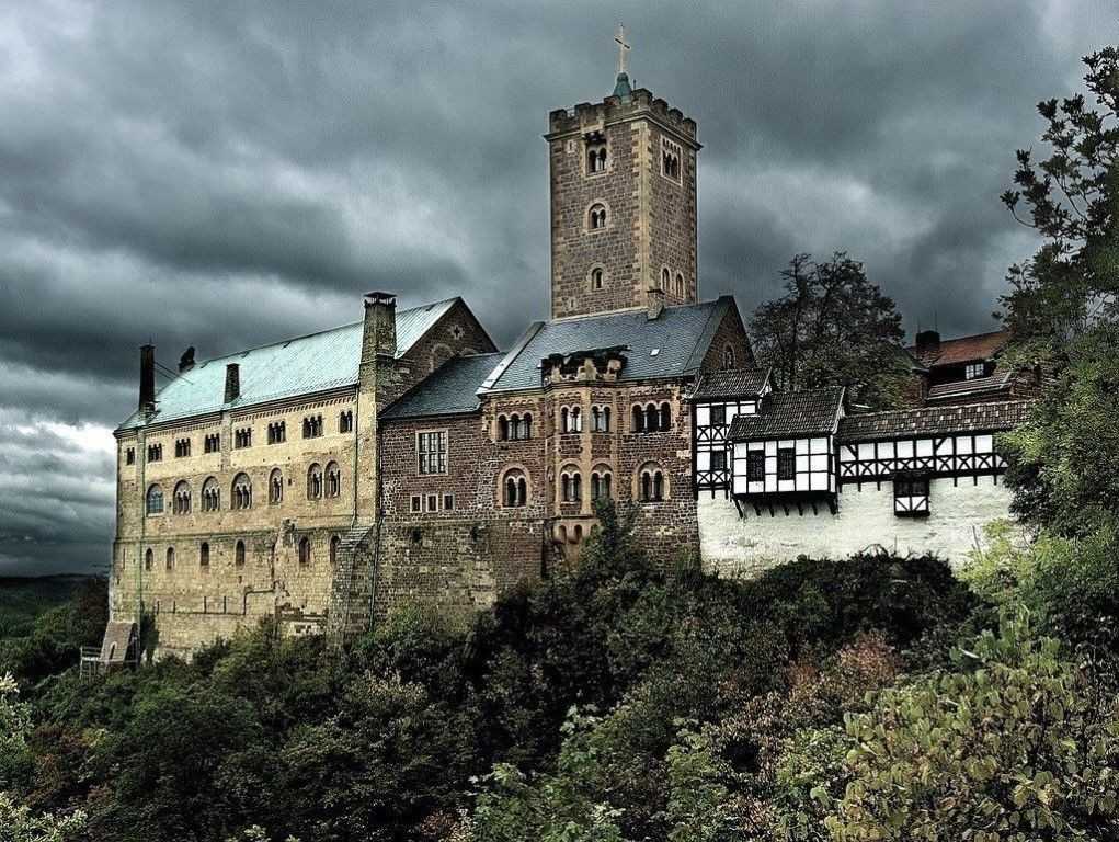 Замок Вартбург — один из старейших немецких замков, расположенный на северо-востоке Тюрингенского Леса, близ старинного города Айзенаха.