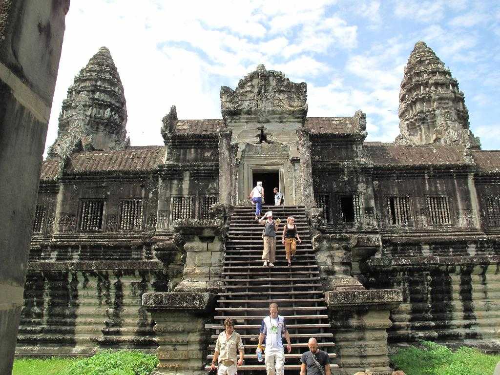 Ангкор-Ват — центр древнего города Ангкор и самый величественный храм Камбоджи, который притягивает сюда толпы туристов Ни один из нескольких десятков храмов Ангкора не может сравниться с Ангкор-Ват по красоте