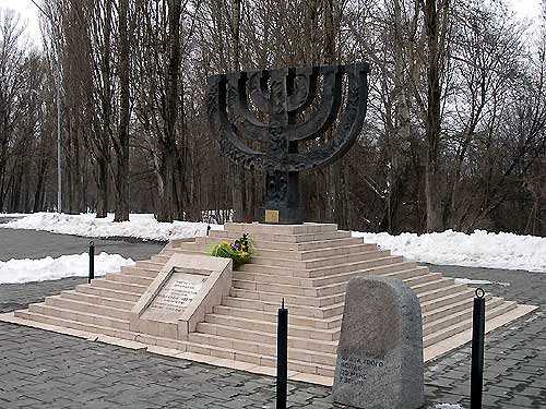 Тысячи бетонных блоков: что известно о памятнике холокосту