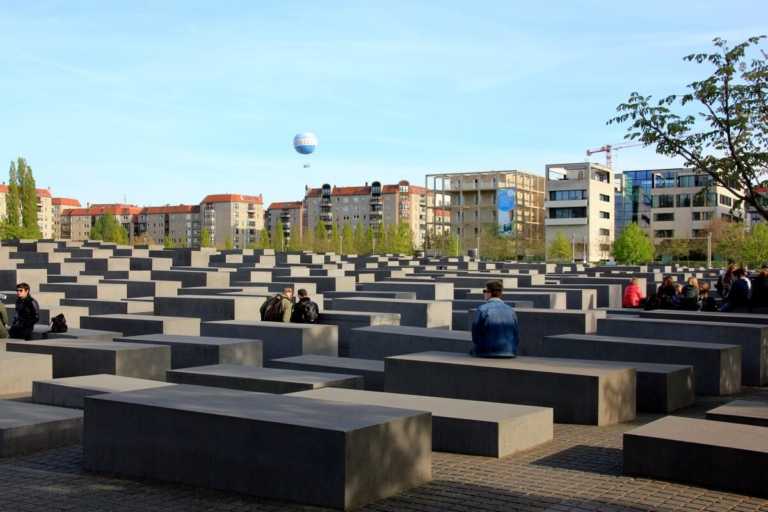 Тысячи бетонных блоков: что известно о памятнике холокосту