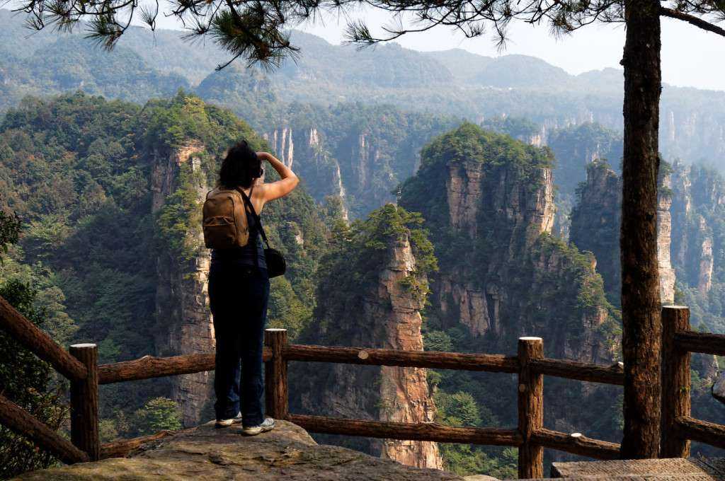Национальный парк Чжанцзяцзе провинции Хунань – уникальный природный комплекс с узкими скалами из кварцита, покрытыми густыми лесами Для удобства туристов по заповеднику ходят автобусы, проведены канатные дороги, построен лифт