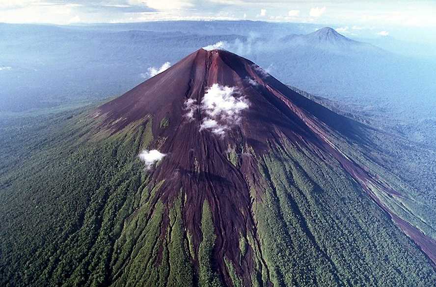 Топ-12 самых высоких вулканов планеты