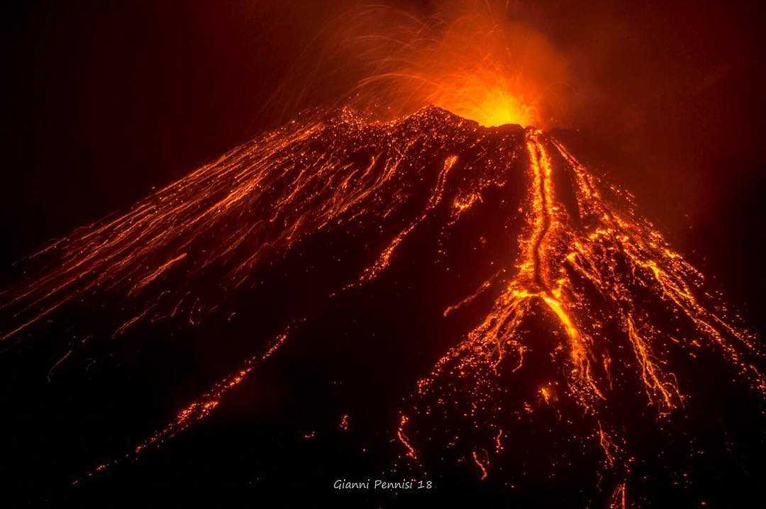 Невадо-дель-Руис – высочайший действующий вулкан Анд, один из самых опасных на планете Невадо-дель-Руис находится на территории Колумбии Гигантский стратовулкан имеет высоту 5321 м и лежит в границах популярного национального парка «Лос Невадос»
