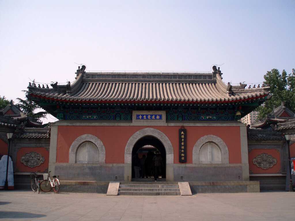 Храм Большого Колокола расположен в северо-западной части Пекина, на Бэйсаньхуанской дороге Свое название он получил, благодаря уникальному колоколу «Юнлэ», отлитому в царствование III императора династии Мин в Китае Чжу Ди Храм Великого колокола был пост