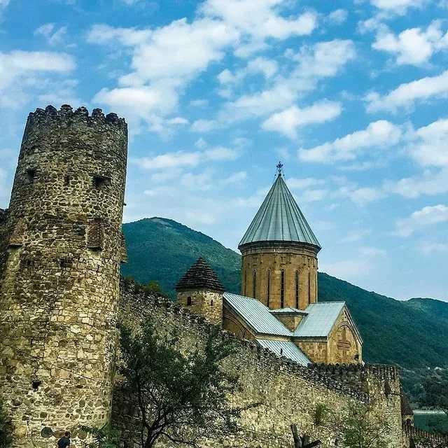 Крепость ананури в грузии