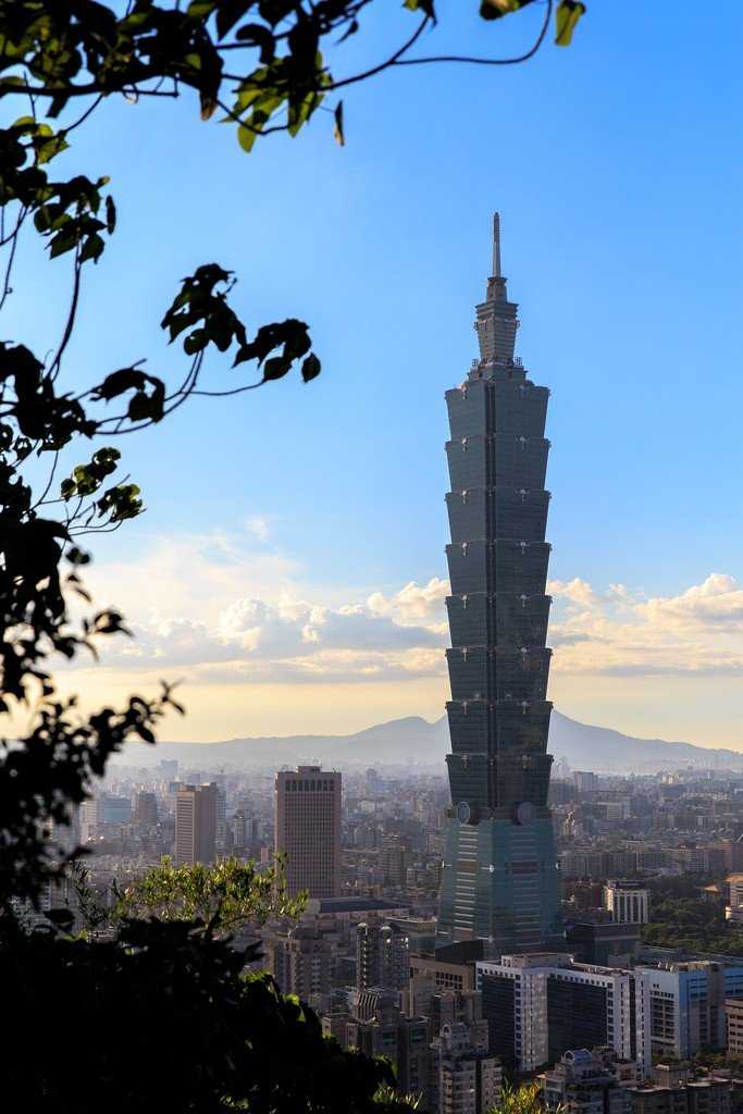 Тайбэй 101 относится к числу самых известных в мире небоскребов, впечатляющих не только своей грандиозностью, но и оригинальным, не похожим ни на какие другие архитектурным решением Это великолепное высотное здание находится в столице непризнанной Китайск