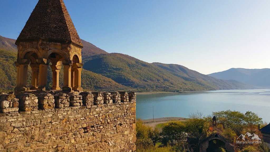 Крепость ананури. старинная достопримечательность грузии
крепость ананури. старинная достопримечательность грузии