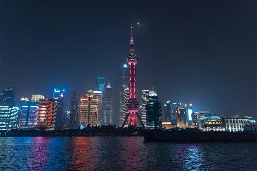 Фото набережной Вайтань в Шанхае, Китай Большая галерея качественных и красивых фотографий набережной Вайтань, которые Вы можете смотреть на нашем сайте