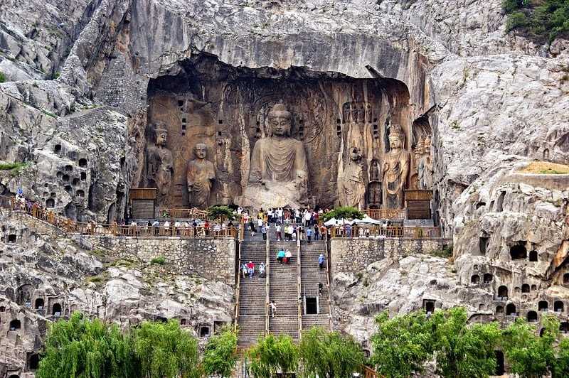 Гроты Лунмэнь — третий по величине комплекс храмовых пещер Китая (после ансамблей в Дуньхуане и Датуне) датируемый V веком