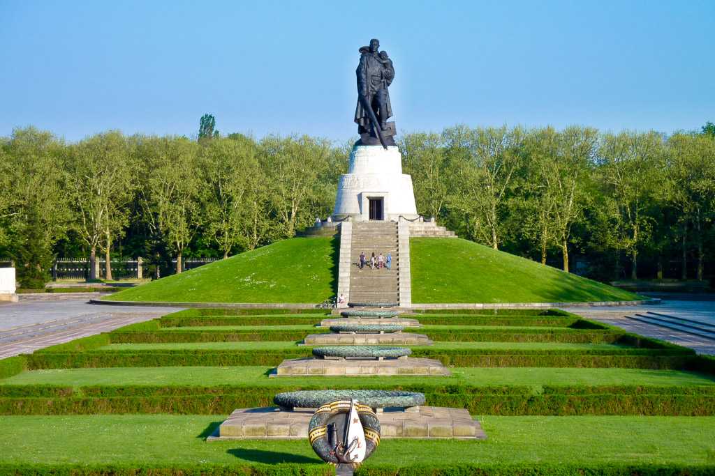 Советский военный мемориал и памятник воину-освободителю в трептов-парке