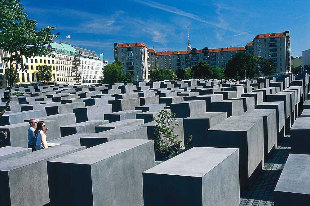 Памятник жертвам холокоста в будапеште