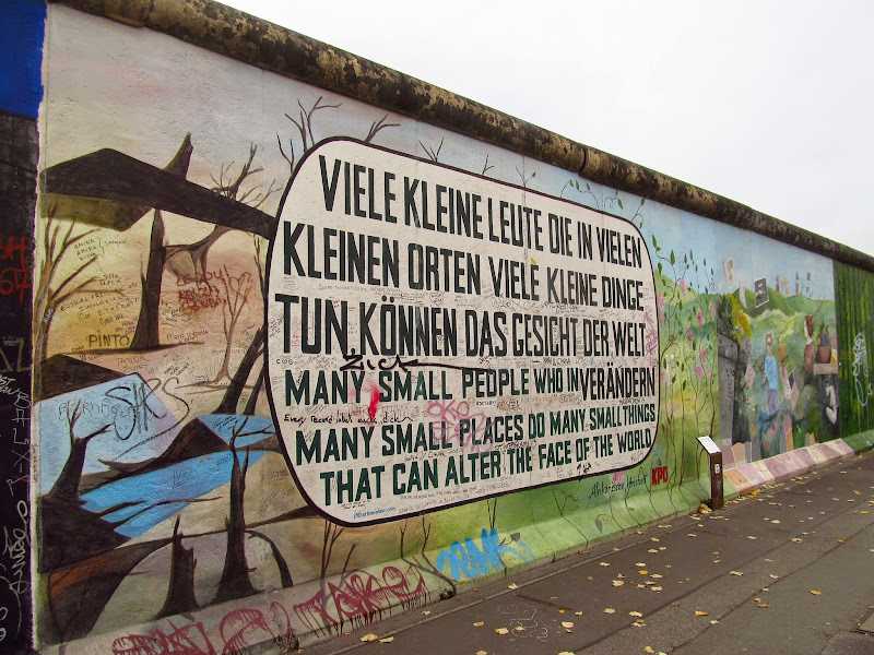Постройка Берлинской стены. Позорной стеной Берлин. Позорная стена. Почему Берлинская стена делила город на 2 части.