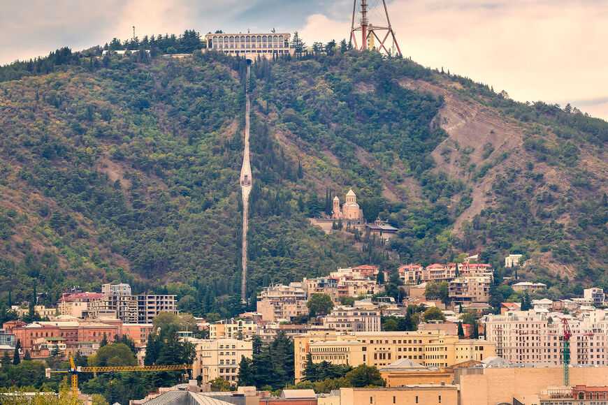 Мтацминда - парк аттракционов "бомбора" в тбилиси