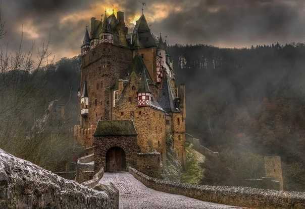 Замок бург эльц в германии — одна из самых красивых достопримечательностей страны