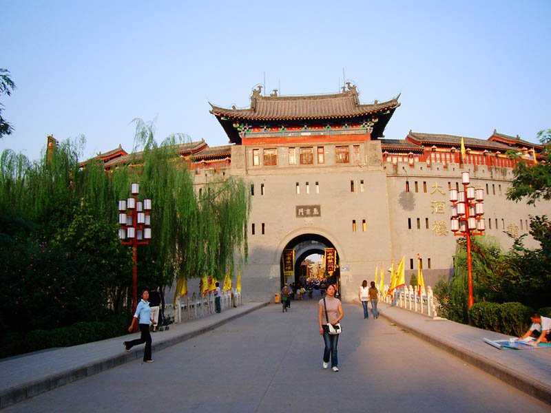Лоян — небольшой, по китайским понятиям, город Он может похвастаться великим прошлым: несколько раз Лоян был столицей Китая, впервые – во II тыс до н э, в последний раз – в X веке