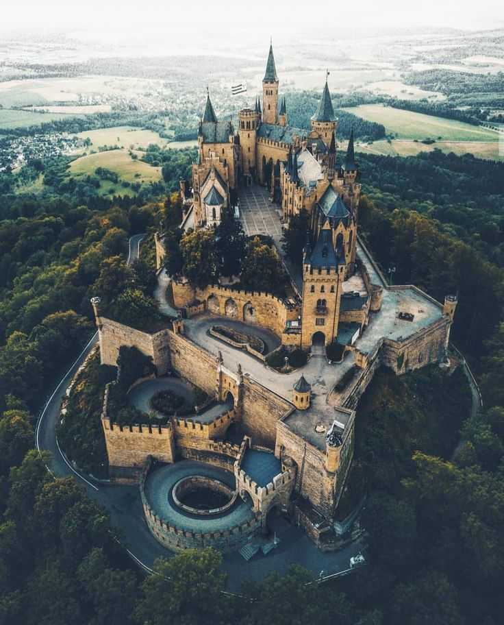 Замок Гогенцоллерн – одна из самых узнаваемых и популярных достопримечательностей Германии. Расположенный в 50 км южнее города Штутгарт, столицы федеральной земли Баден-Вюртемберг, он долгое время был фамильной вотчиной могущественной династии Гогенцоллер