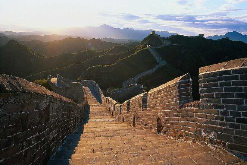 Великая Китайская стена пролегает через северные регионы современного Китая и относится к крупнейшим архитектурным памятникам не только Поднебесной, но и всего мира Больше того: это самое масштабное сооружение из всех когда-либо возведенных человеком По о