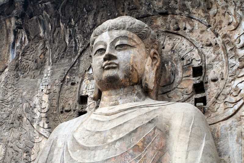 Гроты Лунмэнь — третий по величине комплекс храмовых пещер Китая (после ансамблей в Дуньхуане и Датуне) датируемый V веком