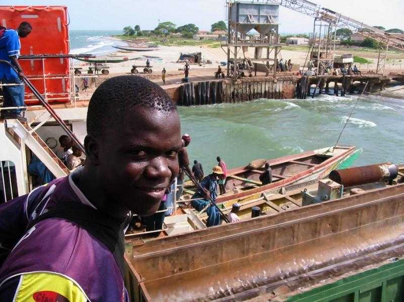 Гамбия — одно из самых маленьких государств Африки площадью 11,3 тыс. км². С запада омывается Атлантическим океаном, а к востоку от побережья, вдоль долины реки Гамбия, узкой полосой (30–50 км) врезается на 350 км вглубь материка. Большая часть страны пок