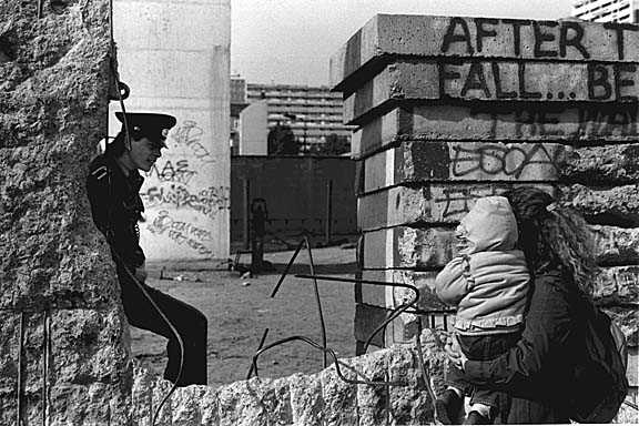 Мемориал берлинской стены на бернауэрштрассе — мёртвая полоса, музей и смотровая площадка