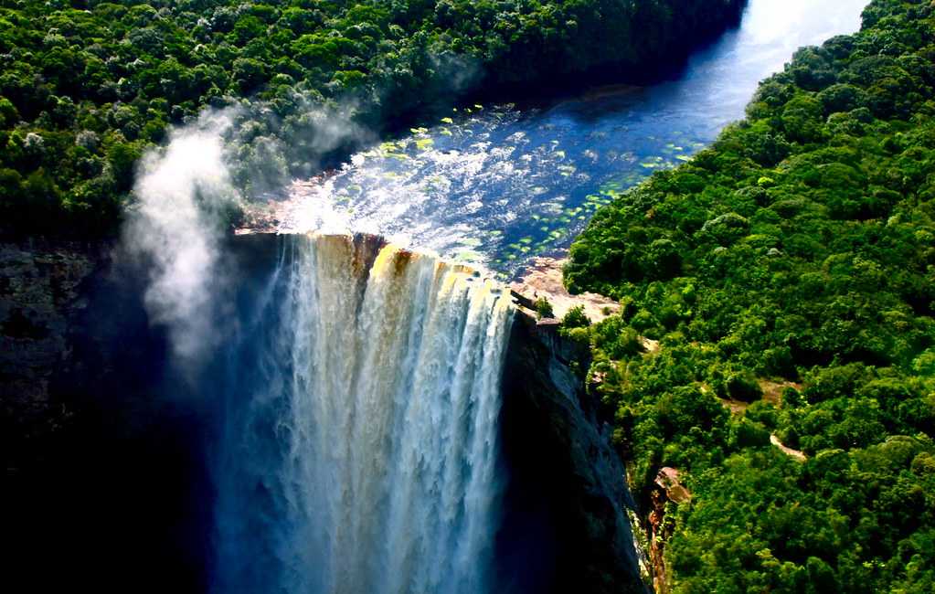 Водопад Кайетур – один из самых мощных водопадов нашей планеты, расположенный на территории западной Гайаны, неподалеку от границы с Венесуэлой.