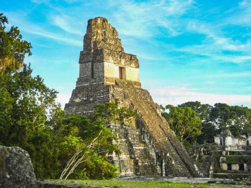 Тикаль — столица Мутульского царства, один из самых известных и крупных древних городов Майя.