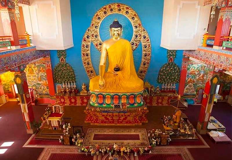 Храм нефритового будды в шанхае -                             – статуя 2 метра высоты и весом 3 тонны