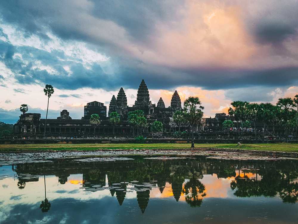 Камбоджа — государство в Юго-Восточной Азии, расположившееся на юге полуострова Индокитай Граничит с Вьетнамом на востоке, с Лаосом — на северо-востоке и с Таиландом — на северо-западе